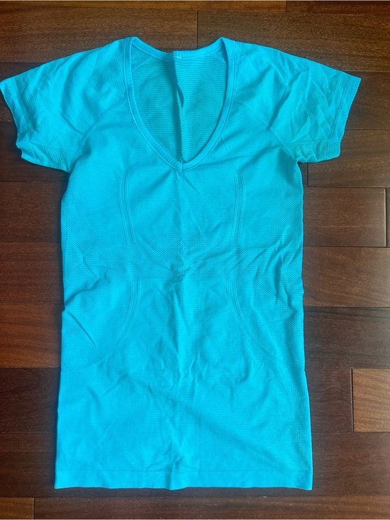 lululemon athletica Tops - lululemon athletica Women's V-Neck Short Swift Tee in Turquoise